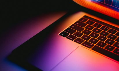 اللابتوب ينفع احطة مع شنطة الملابس؟؟