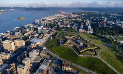 اللي عندو معلومات عن مدينة هاليفاكس في كندا يقولها