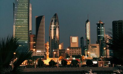 الي رايح من الـكويــت إلى الامــارات بسيارة يدخل يفيدني ؟