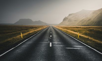 كم المسافه بين طريف والقريات ؟