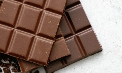 هل يسمح بحمل الواح الشوكولاتة في الشنطة اللي راح تكون معاي بالطائرة؟؟؟