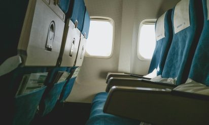 ارجاع الكرسي للخلف بالطائرة