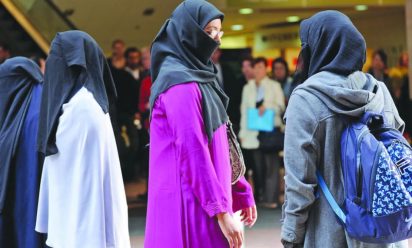 زوجتــــــي و كشف الوجه بالسفر للخارج ؟؟