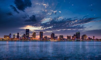 هل استطيع استئجار سيارة من الخبر او الدمام للذهاب للبحرين واخذ تفويض بالمساء ؟