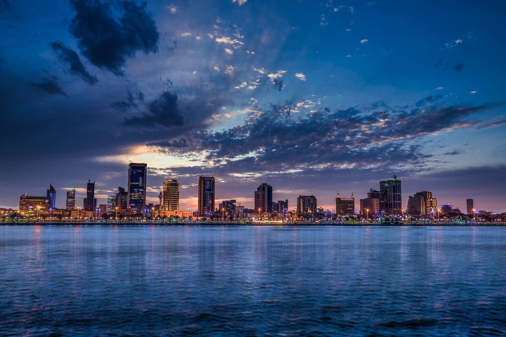 هل استطيع استئجار سيارة من الخبر او الدمام للذهاب للبحرين واخذ تفويض بالمساء ؟